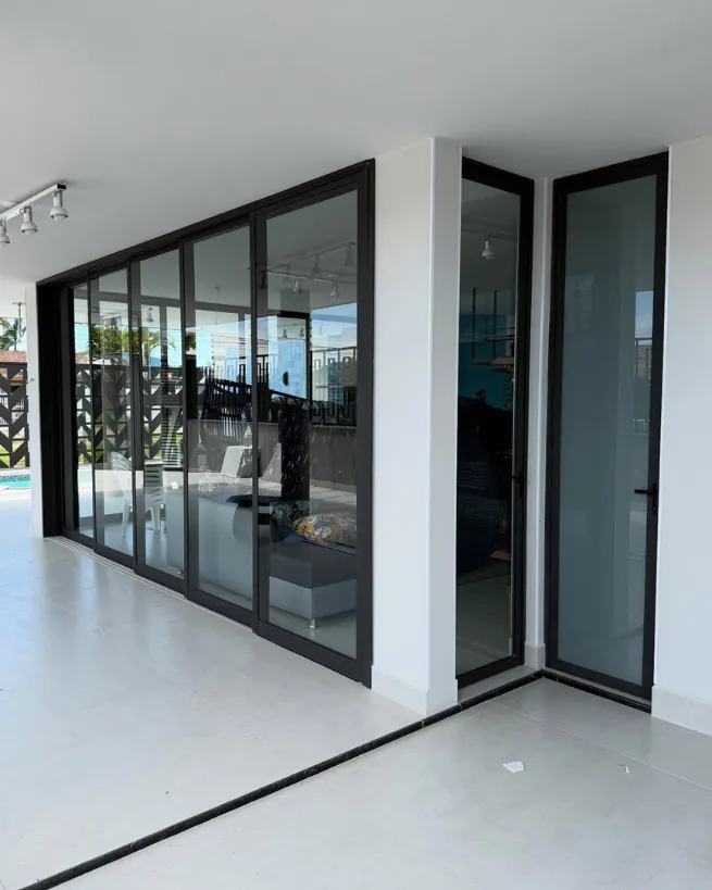Portas de vidro em Valinhos - acabamento limpo em porta de vidro
